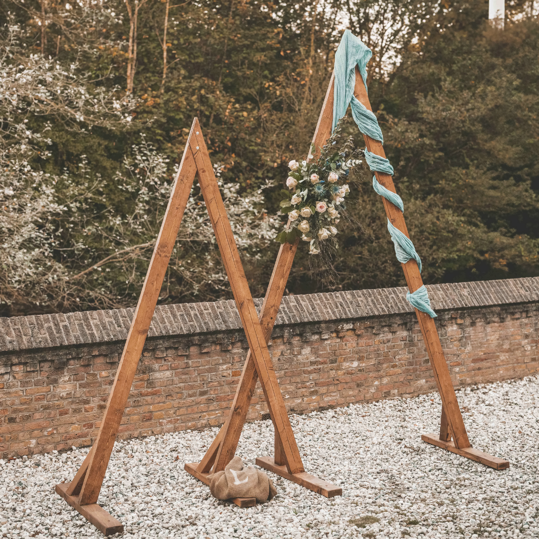 Driehoeken in het bruin hout met bloemen en een organza doek in het blauw