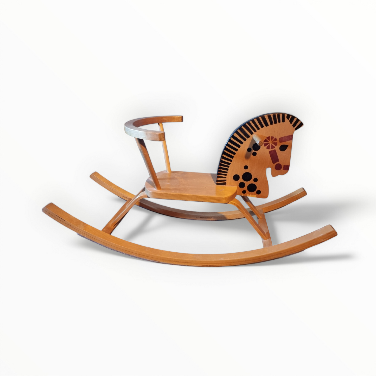 houten hobbelpaard met een zitje en open rugleuning, het hoofd heeft 2 handvatten van hout en de kop is bewerkt met manen en geverfde stippen en een rood halster.