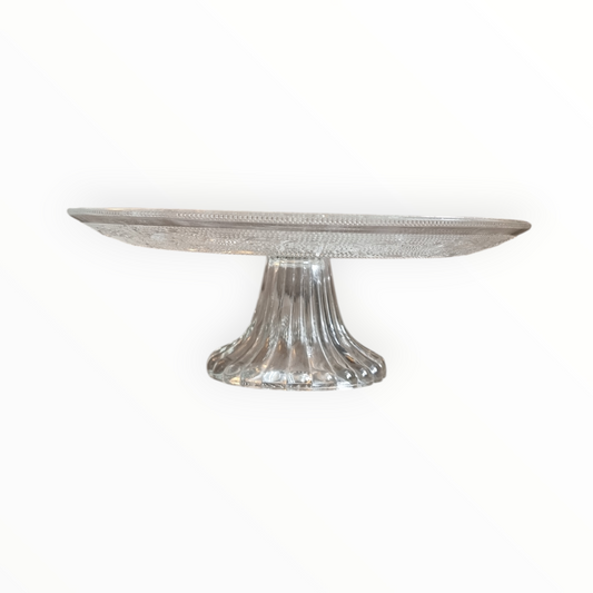 Taart plateau transparant op een voet.